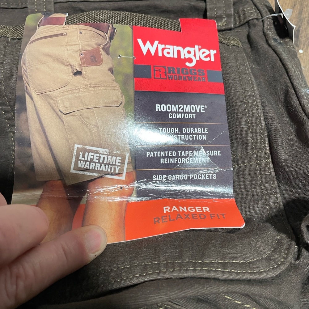 Wrangler Dark Brown Cargo Shorts, Sz 44, NWT - Picture 4 of 5